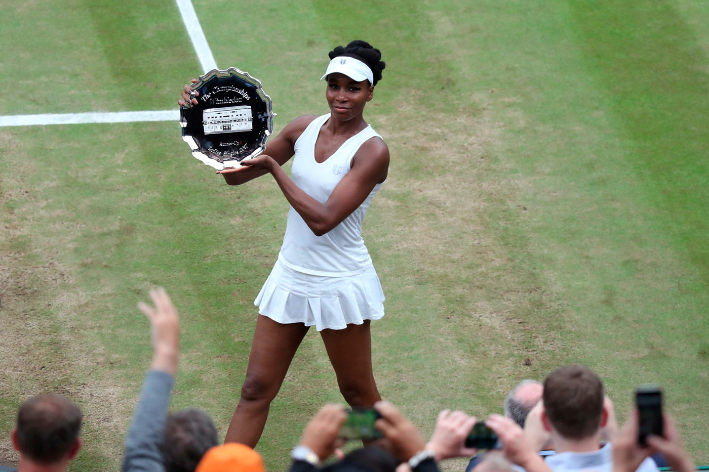 http://www.wimbledon.com/images/pics/large/b_vensuwilliams_1885_150717_jl.jpg