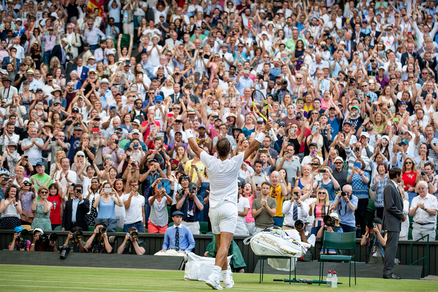 Зрители 7 букв. Уимблдонский турнир теннис. Теннисный Кубок Уимблдона. Wimbledon фото. Теннис трибуны.